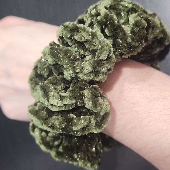 1 Green Sparkle Scrunchie - Picture 2 of 2